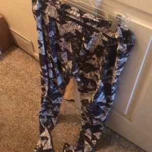 Triangle pattern leggings